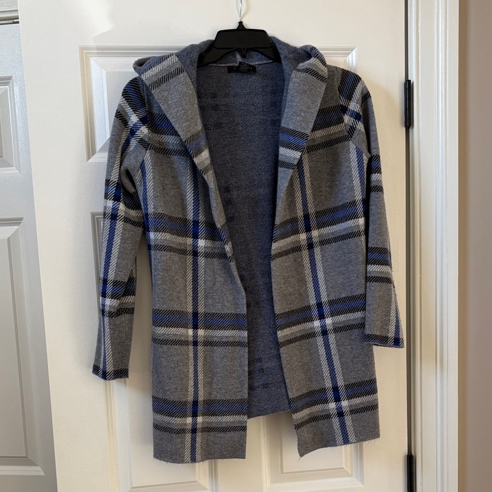 Tahari cardigan size M